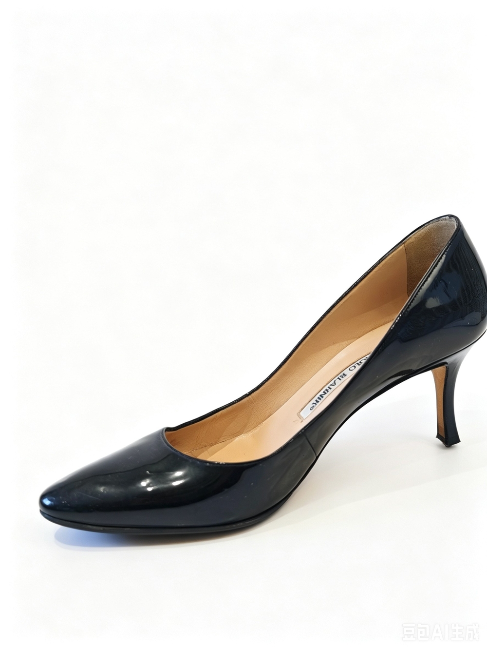 Manolo Blahnik black patent pumps i